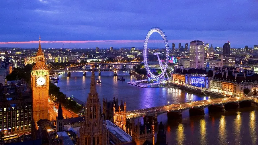Beautiful photo of the Thames River and its surroundings at night in HD quality