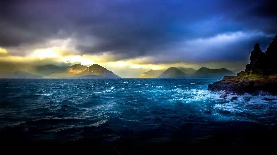 Download mysterious ocean wallpaper with dark theme, very suitable for desktop