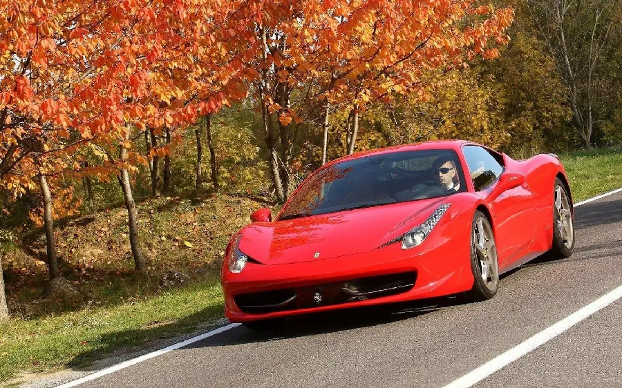 Wallpaper of Ferrari car to put on desktop