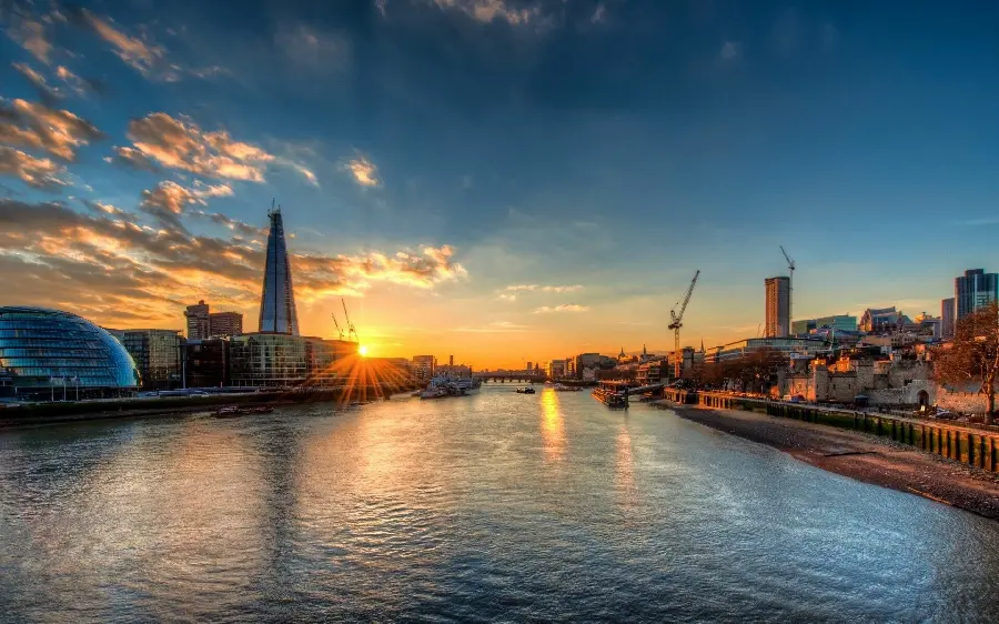 High quality photo of the River Thames at a beautiful sunrise