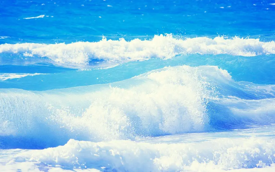 The most famous photo of the blue ocean with roaring waves in full HD quality