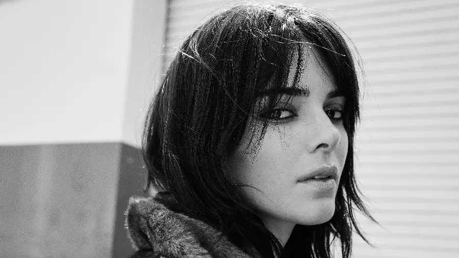 Kendall Jenner's photo without makeup with a black and white background