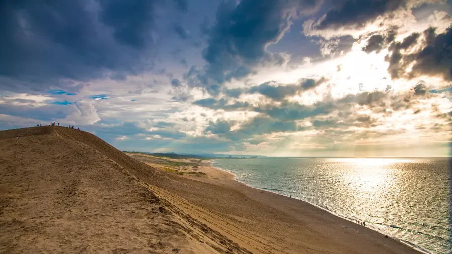 Download the photo of the ocean landscape from above and the penetration of light through the clouds in excellent quality