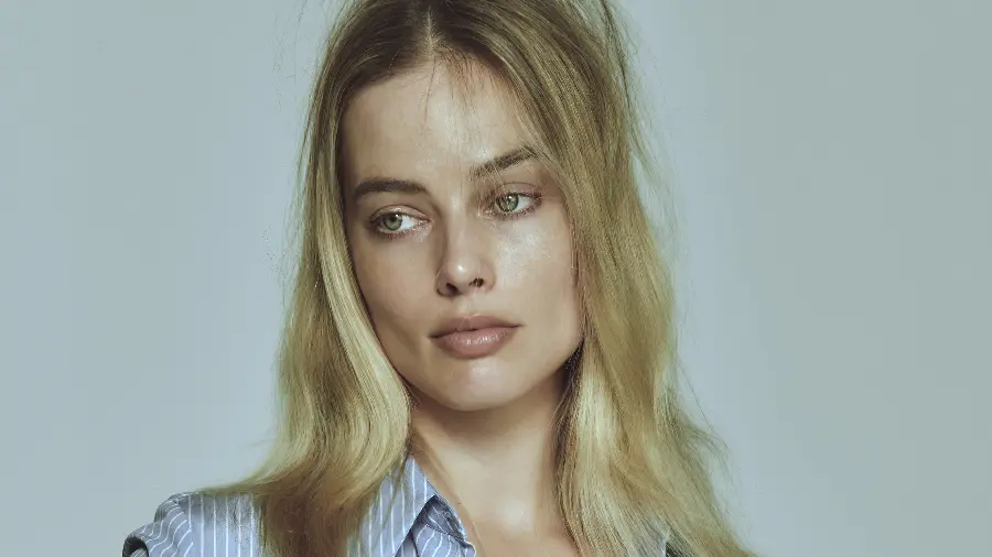 Sad and boring picture of Margot Robbie's face with an innocent face