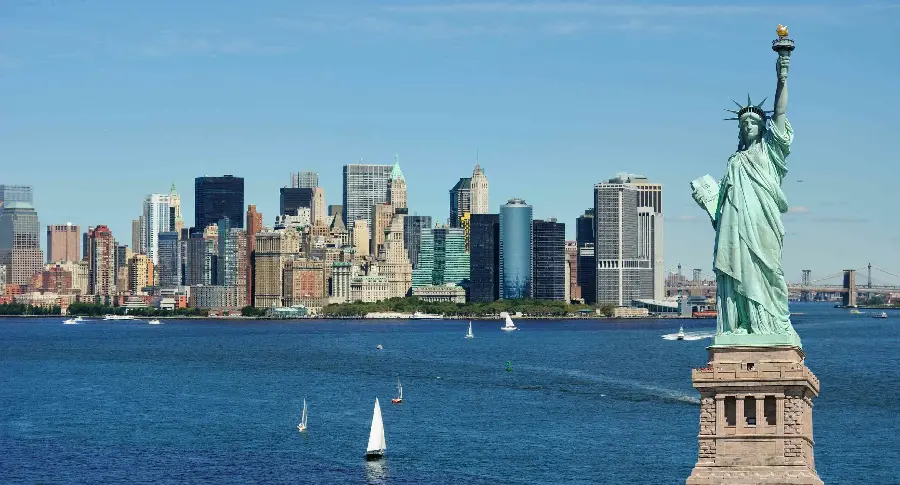 Wallpaper of the famous Freedom Tower in New York City for laptops and computers