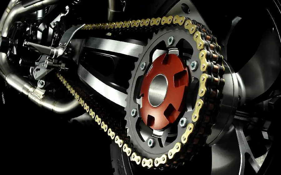 Wallpaper of the wheels and chains of a cross-model motorcycle