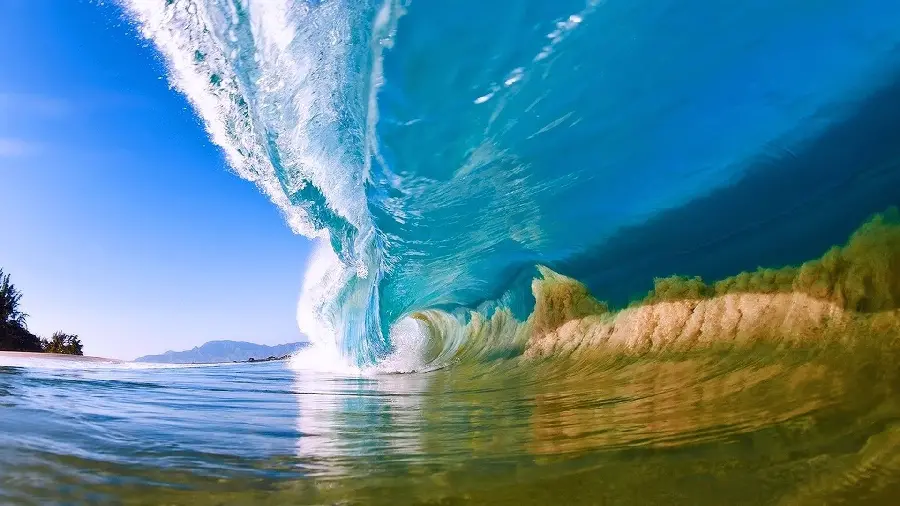Download a very attractive image of the return of the wave in the ocean in HD quality suitable for Windows