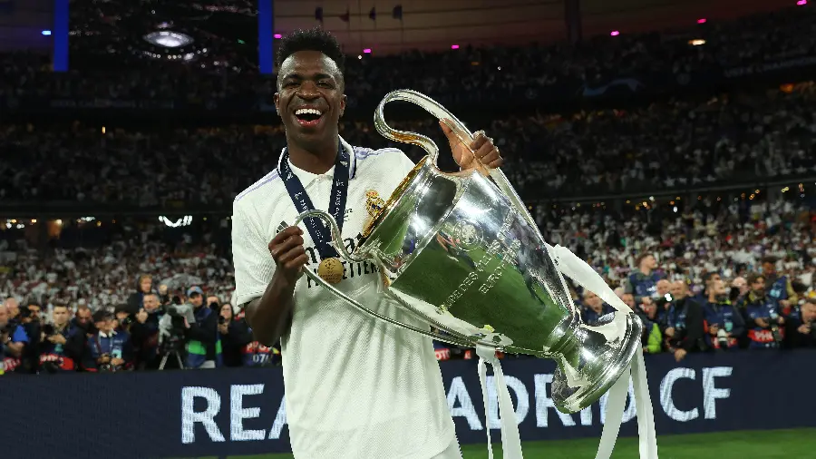 Photo of the 2022 Champions League trophy in the hands of Vinicius Junior