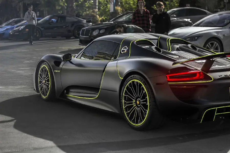 Download Porsche 918 sports car wallpaper in high quality for profile