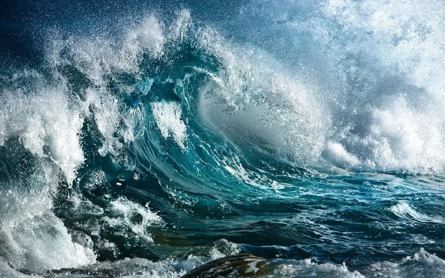 A spectacular and beautiful photo of the glory of the ocean waves