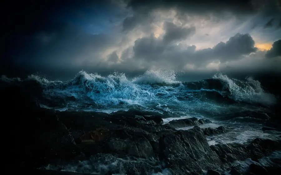  Download image of roaring ocean waves under a cloudy and scary sky for Windows 11 wallpaper
