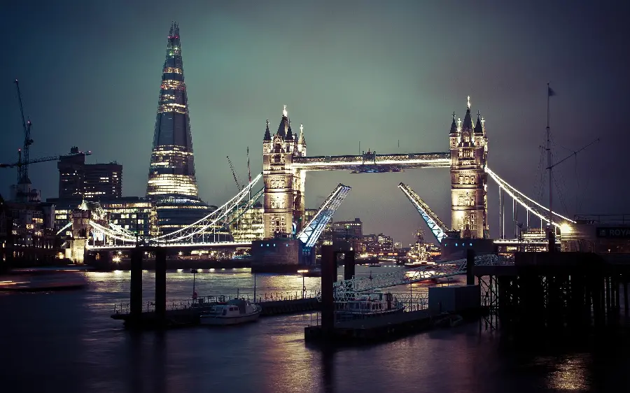 Image of the famous London bridge called Tower Bridge in England