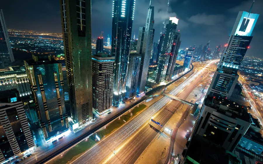 Photo of the streets of Dubai at night with unique and special quality