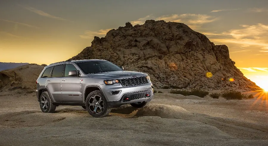 Official photo of the new generation of the two-row Jeep Grand Cherokee along with the three-row version