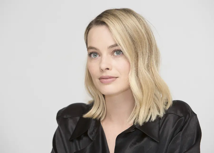 Simple and beautiful wallpaper of Margot Robbie with a black shirt