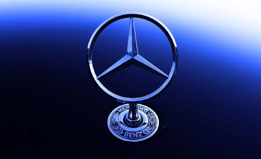 A background photo of a silver Mercedes Benz logo HD 