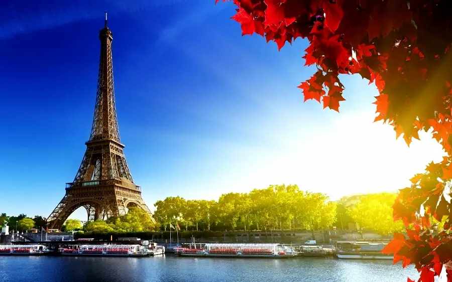 Scenic photo of the very beautiful city of Paris and the Eiffel Tower for desktop wallpaper