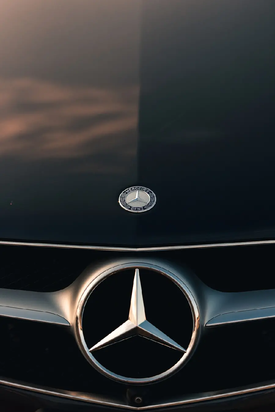 Full HD image of the Benz logo on the front hood of the car