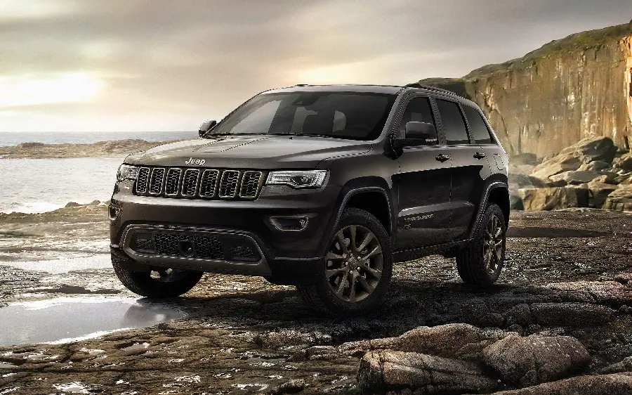 Wallpaper and background of the black Jeep Grand Cherokee for the computer
