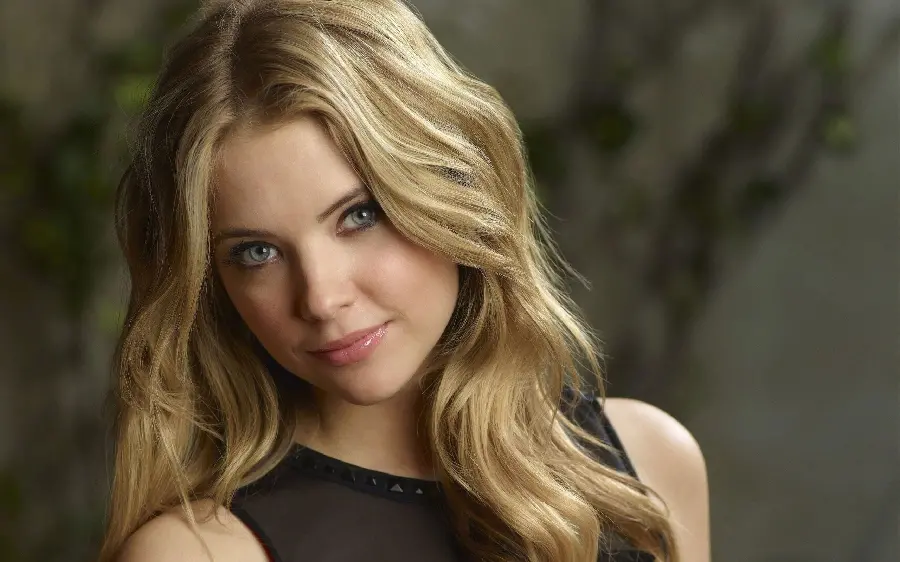 Attractive blonde foreign girl profile photo with blue eyes for a fake profile