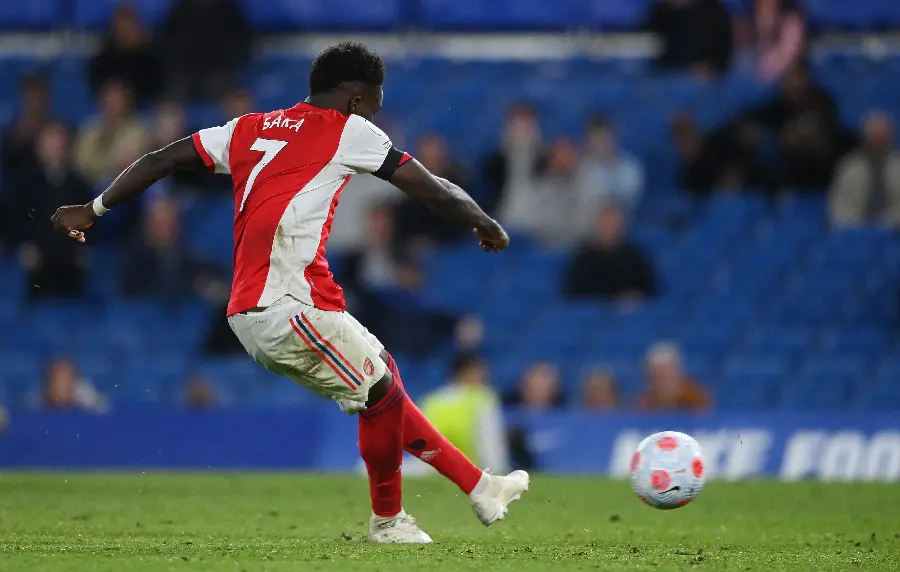 Bukayo Saka photo while passing the ball