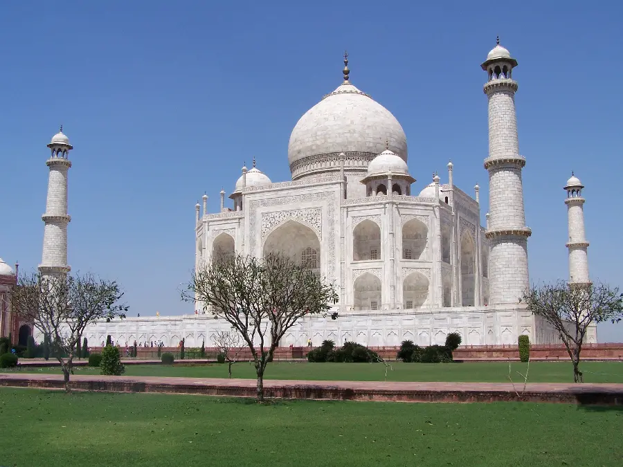 Taj Mahal Background Image for Windows 11 with Blue Sky