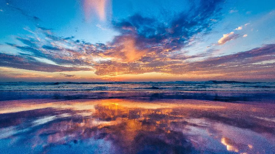 A very attractive laptop background of the sun reflecting in the ocean water at sunset