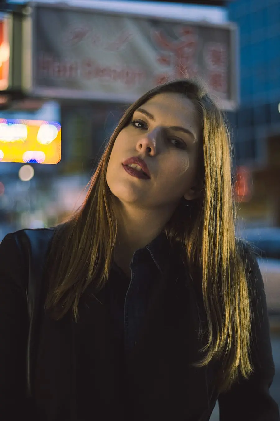 Download the photo of an attractive foreign girl in high quality for the Instagram profile