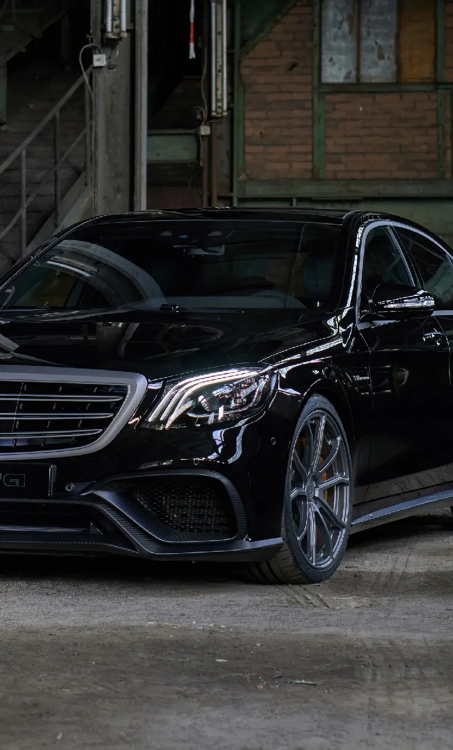 HD wallpaper suitable for phones of black Mercedes-Benz E300 with crow feathers 