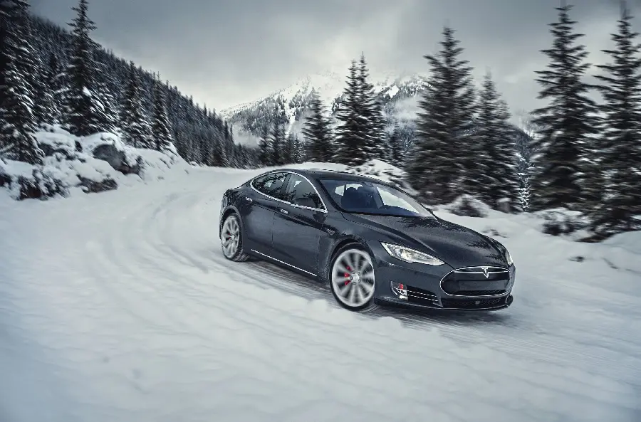 Wallpaper of Tesla Model S in winter