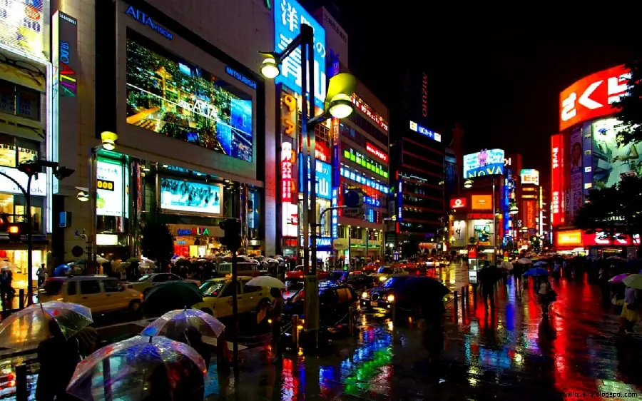 Lively street wallpaper in Tokyo on a rainy and busy night