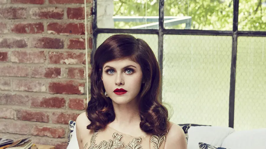 Beautiful Hollywood Actress Alexandra Daddario Photo in FULL HD Quality