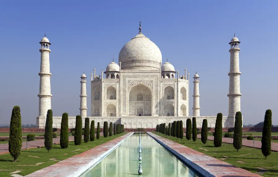 Photo without logo and text of the Taj Mahal for posts and content production