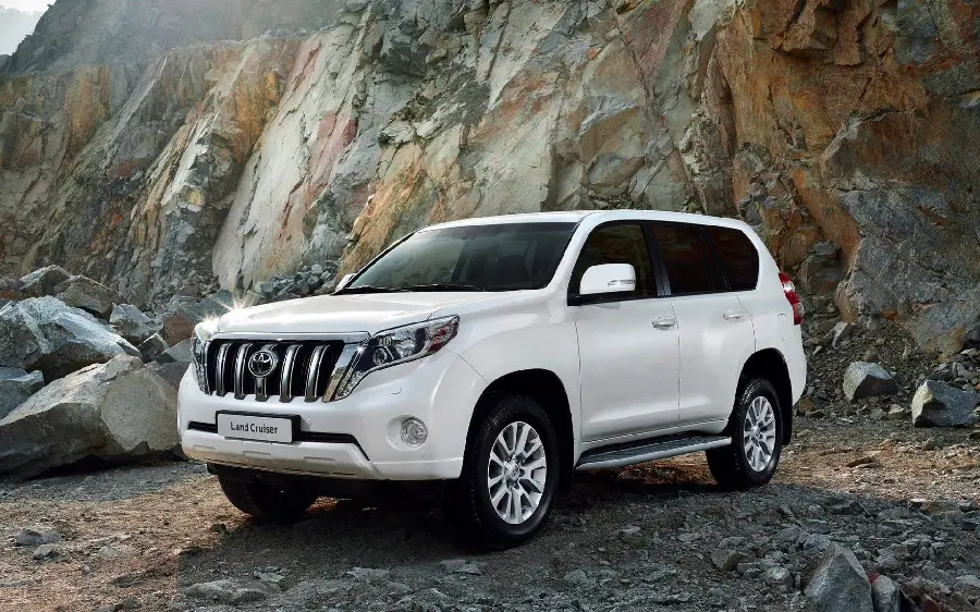 4k quality photo of two-door Prado