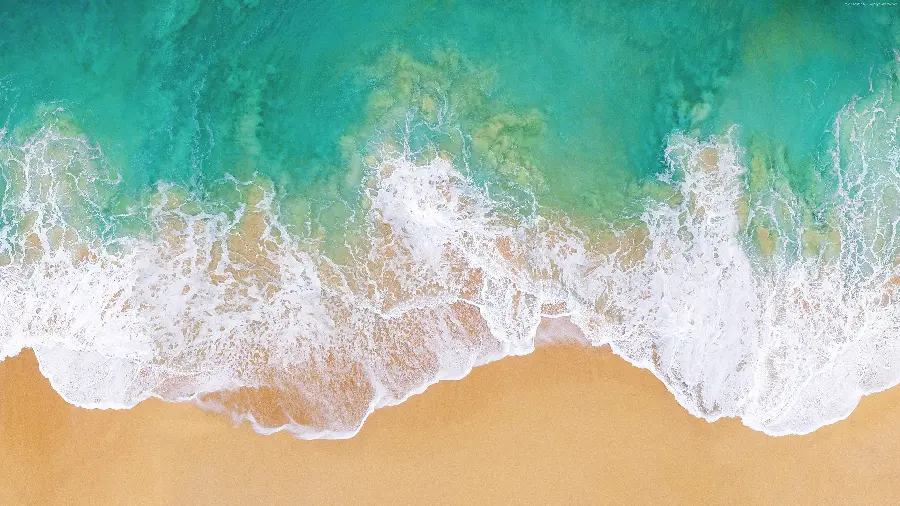 Download image of blue-green ocean on sandy beach in 8k quality for making photo posts and social media profiles