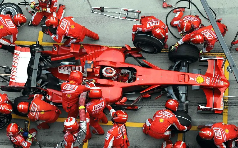 Download interesting photo of Ferrari F1 wheel change in the middle of the race