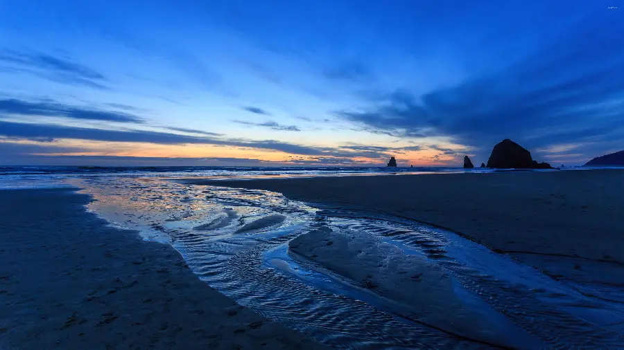 Impressive blue ocean wallpaper in the atmosphere of a masterpiece sunset on the beach for desktop