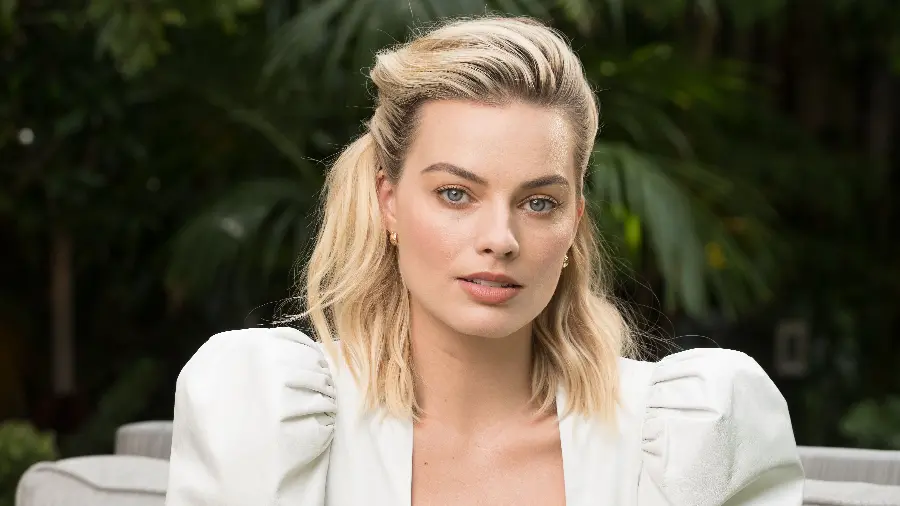 Simple and special picture of Margot Robbie with blonde hair and a white shirt