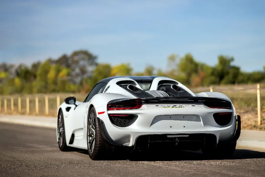 Download wallpaper for the Porsche 918 Spyder in white