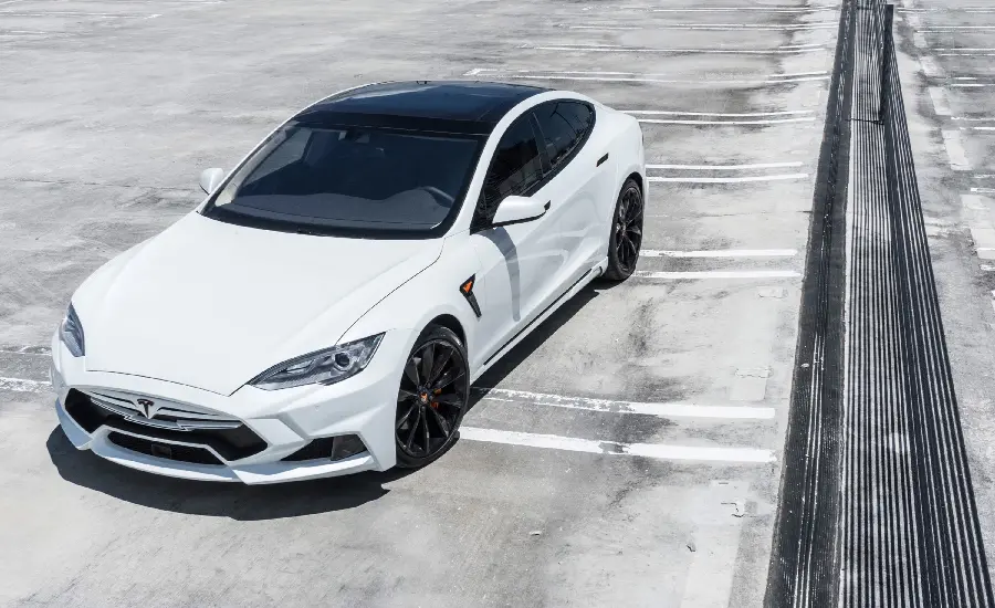 Photo of a white Tesla with a simple and attractive kit and design