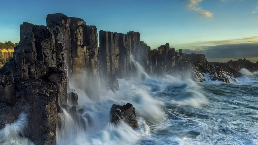 Photo of the tide and waves crashing on the rocks