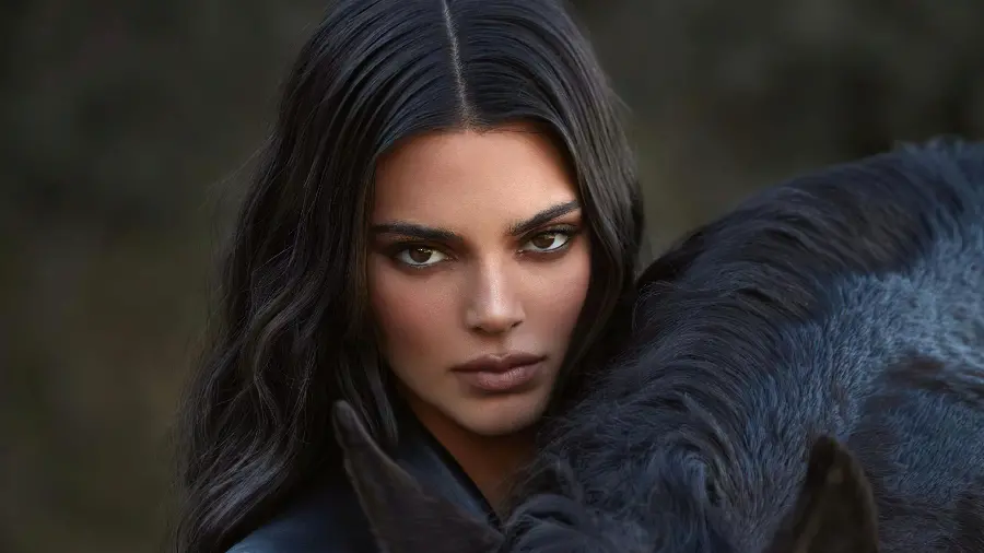 Download new and cool photo of Kendall Jenner with open and black hair