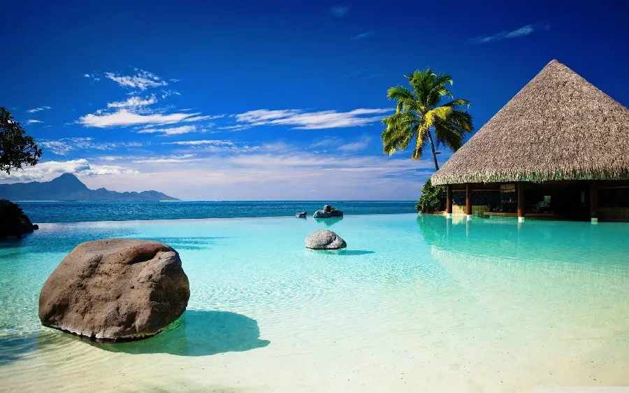 Free download of an interesting photo of a pleasant residence on the beach of the blue ocean for your profile