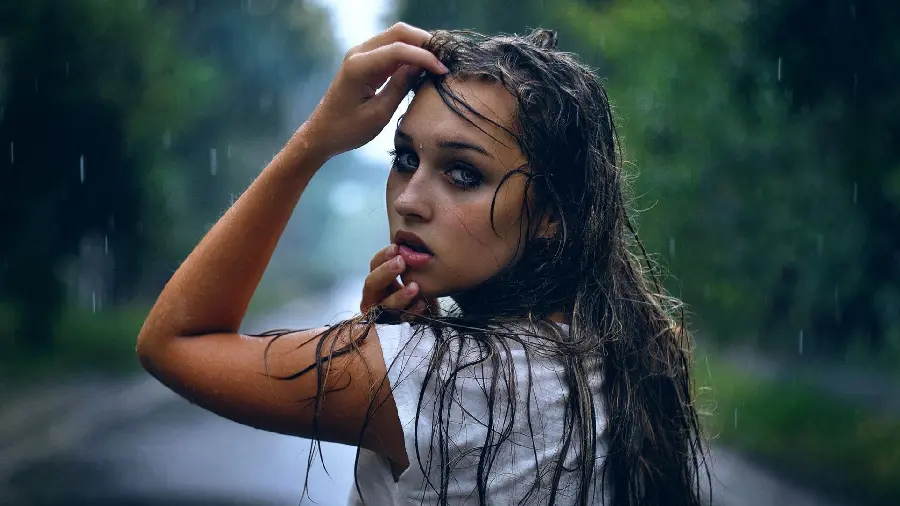 Download a beautiful and beautiful girl with beautiful hair for your profile