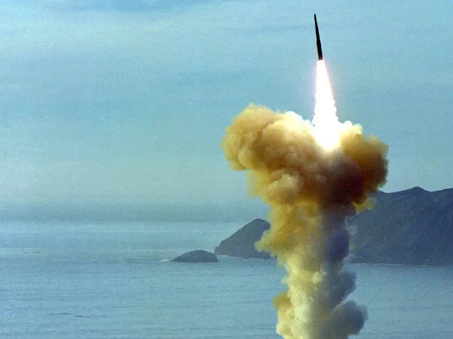 Download a high-power underwater missile launch image in good quality
