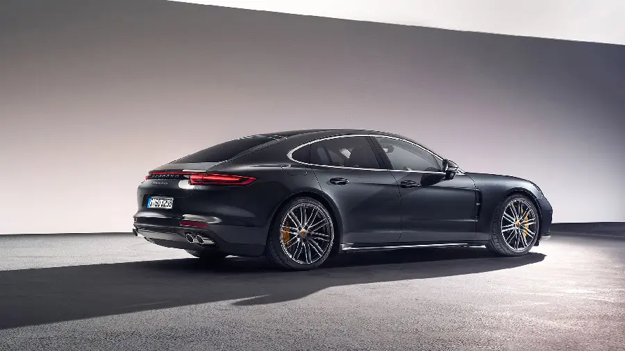 Download the new and luxurious black Porsche Panamera model photo for wallpaper