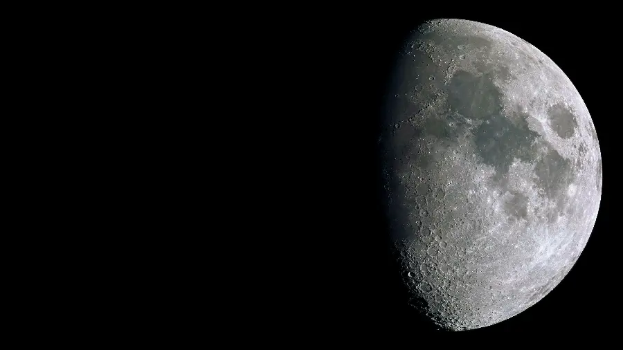 A Spectacular Wallpaper of the Half Moon in 4K Quality