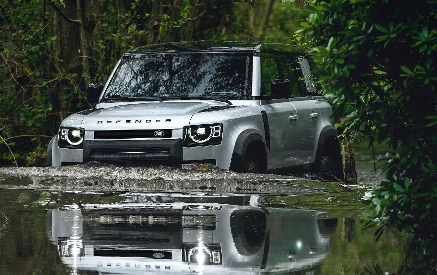 Photo of the new Land Rover in silver on the lake in HD quality