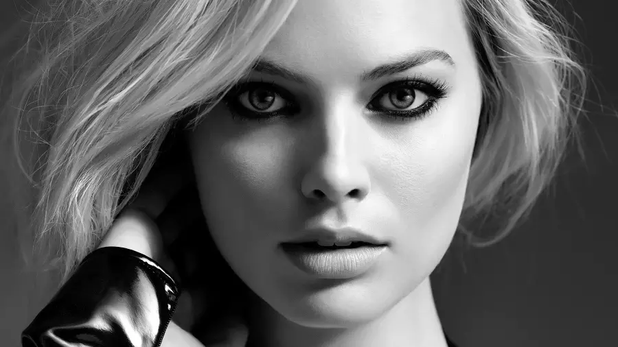 Black and white photo of Margot Robbie for WhatsApp and Instagram profile