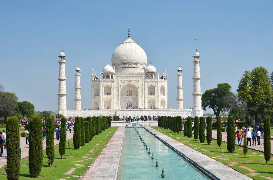 Profile photo of the beautiful Taj Mahal building in the day with a blue sky for social networks